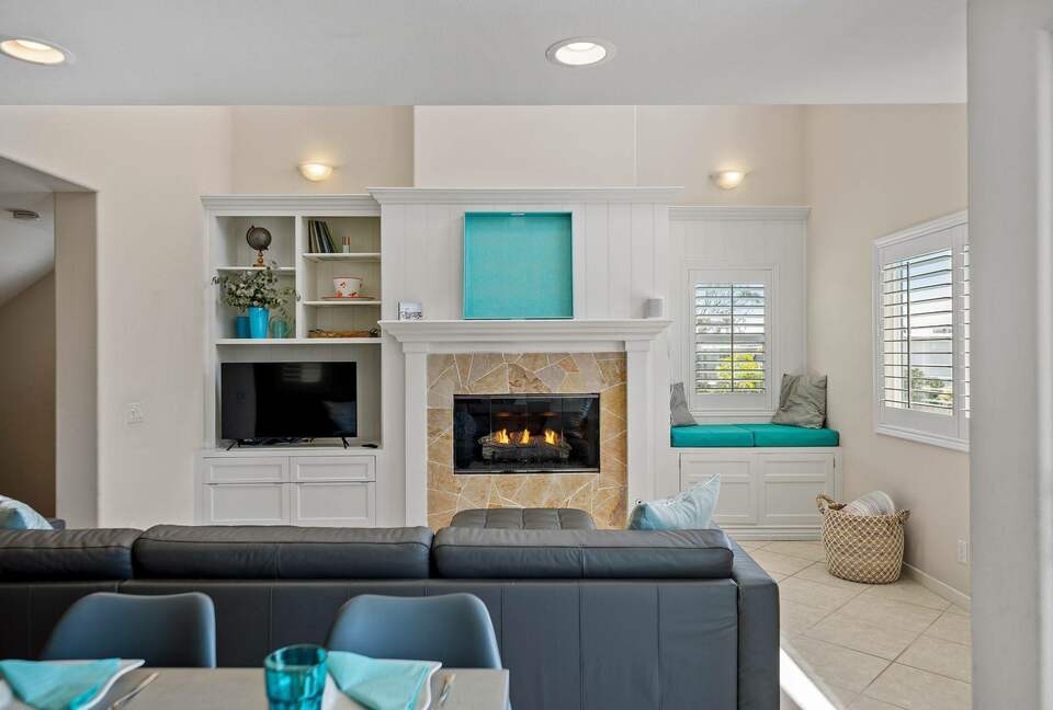 Home exchange in Oxnard CA, living room with flatscreen TV & fireplace
