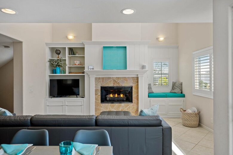 Home exchange in Oxnard CA, living room with flatscreen TV & fireplace