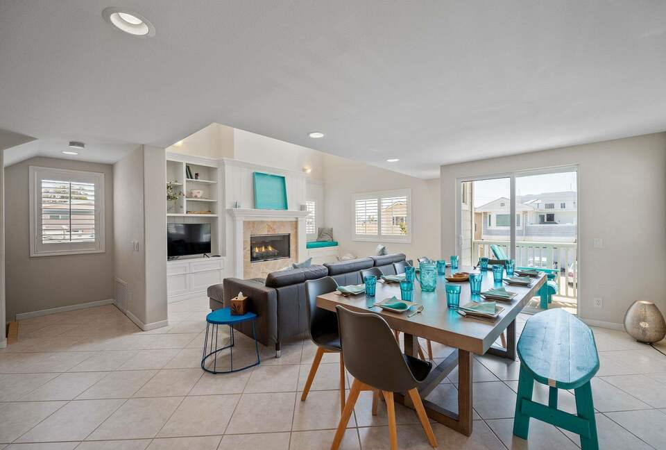 Home exchange in Oxnard CA, dining area open to living room