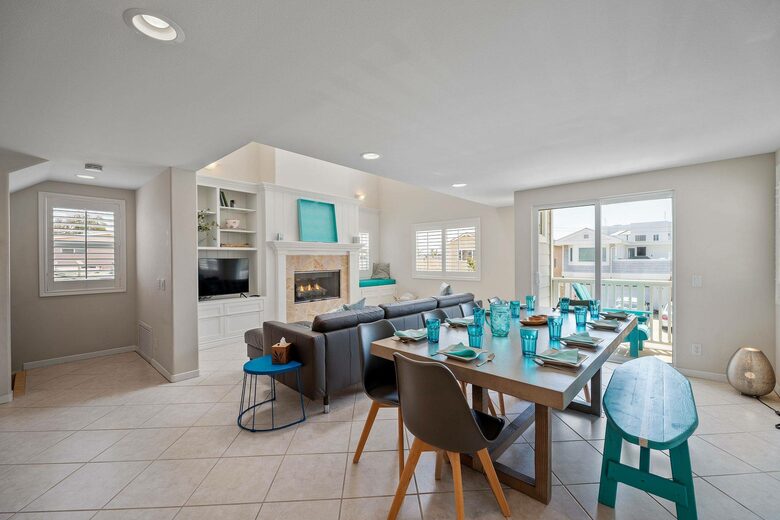 Home exchange in Oxnard CA, dining area open to living room