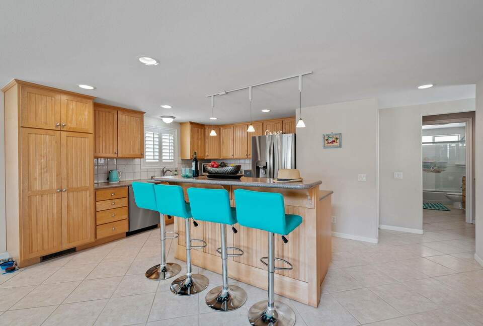 Home exchange in Oxnard CA, kitchen island with four teal barstools