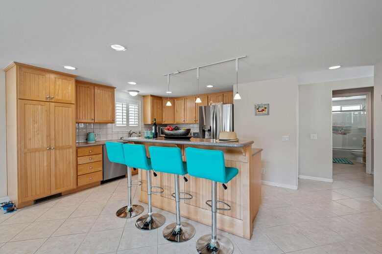 Home exchange in Oxnard CA, kitchen island with four teal barstools