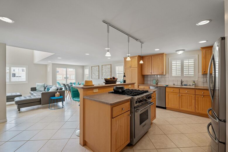 Home exchange in Oxnard CA, kitchen with stainless steel appliances