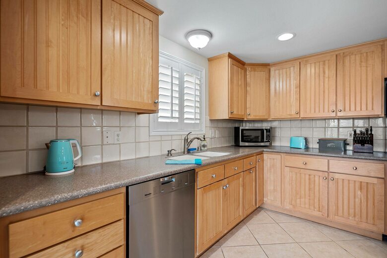 Home exchange in Oxnard CA, kitchen with granite countertops