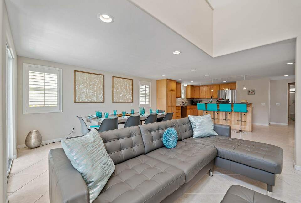 Home exchange in Oxnard CA, living room with leather chaise sofa