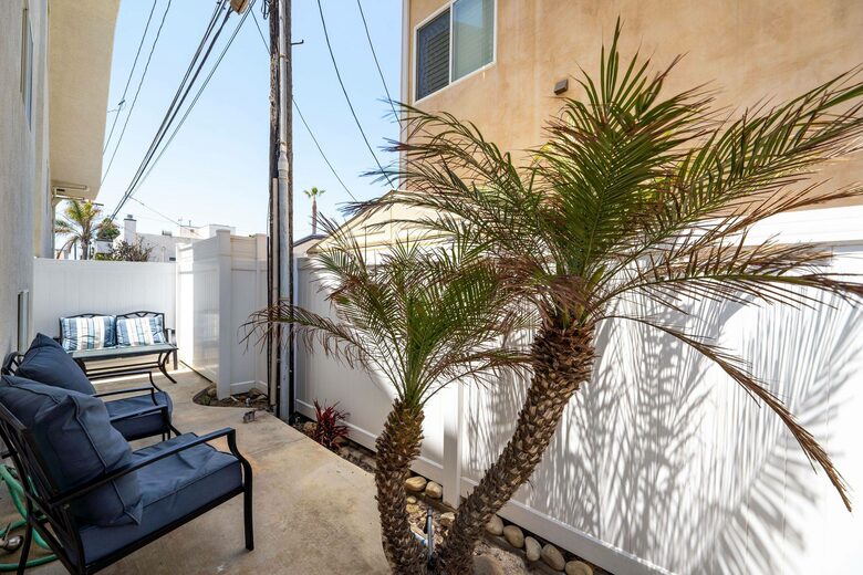Home exchange in Oxnard CA, private patio with palm tree
