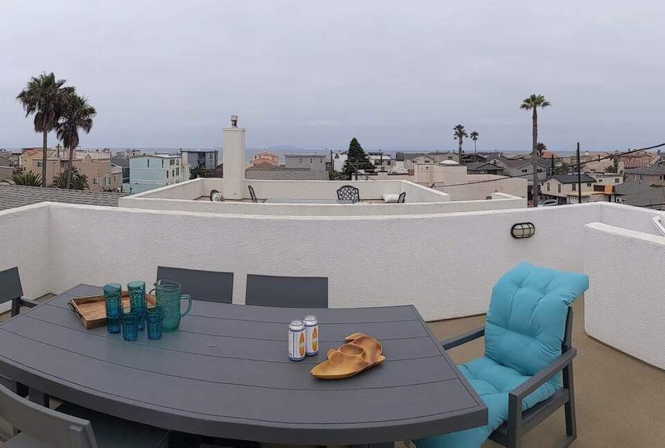Home exchange in Oxnard CA, rooftop patio with dining table