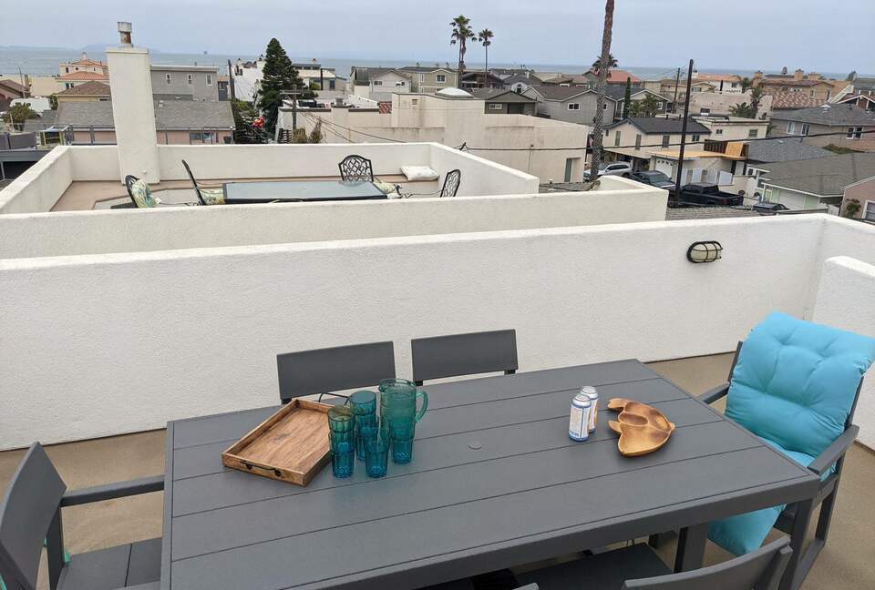 Home exchange in Oxnard CA, rooftop patio with dining table