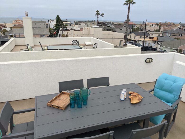 Home exchange in Oxnard CA, rooftop patio with dining table