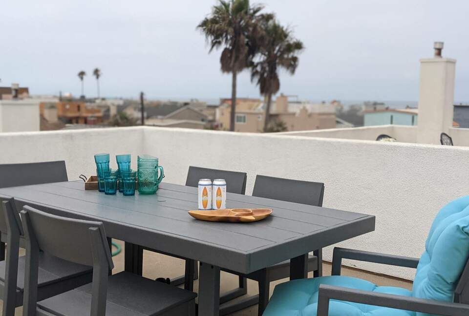 Home exchange in Oxnard CA, rooftop patio with dining table