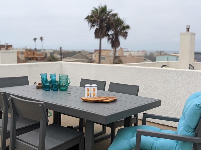Home exchange in Oxnard CA, rooftop patio with dining table