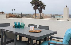 Home exchange in Oxnard CA, rooftop patio with dining table