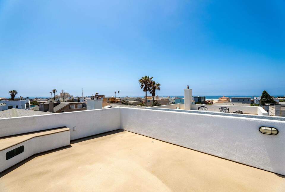 Home exchange in Oxnard CA with fourth level entertainment deck
