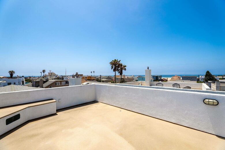 Home exchange in Oxnard CA with fourth level entertainment deck