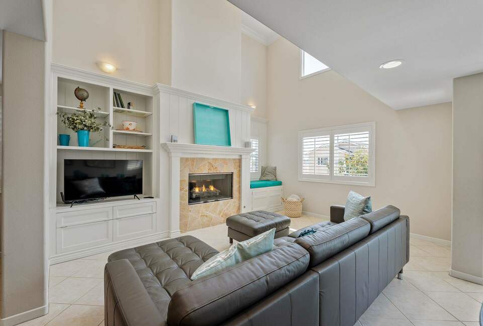 Home exchange in Oxnard CA, living room with flatscreen TV & fireplace