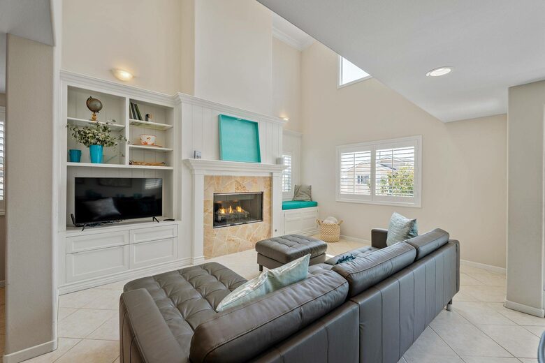 Home exchange in Oxnard CA, living room with flatscreen TV & fireplace