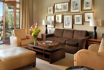 Home exchange in Mammoth Lakes CA, rustic modern mountain living room