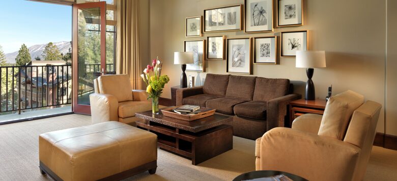 Home exchange in Mammoth Lakes CA, rustic modern mountain living room