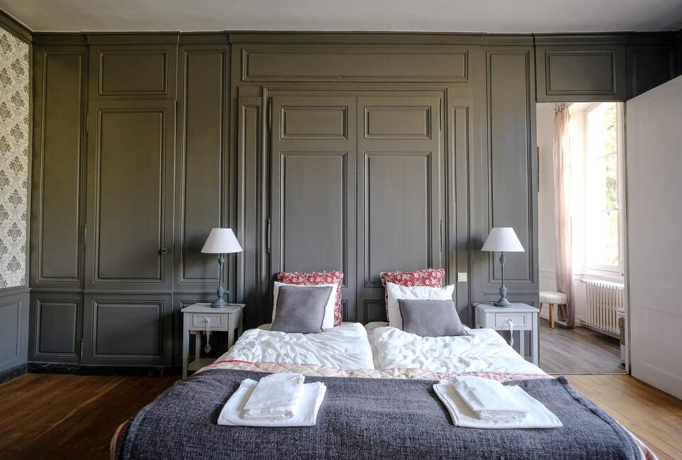 Château d'Isle-sur-Marne (R) - Isle sur Marne, France