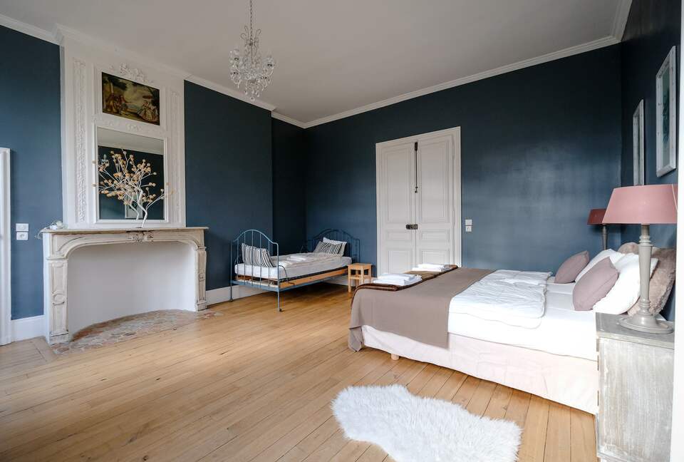 Château d'Isle-sur-Marne (R) - Isle sur Marne, France