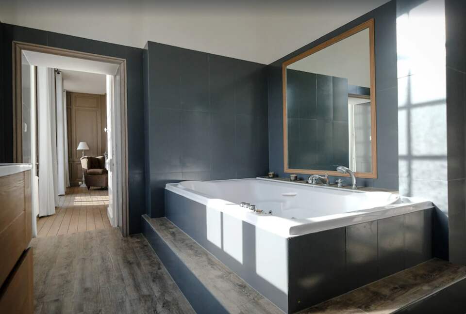 Château d'Isle-sur-Marne (R) - Isle sur Marne, France