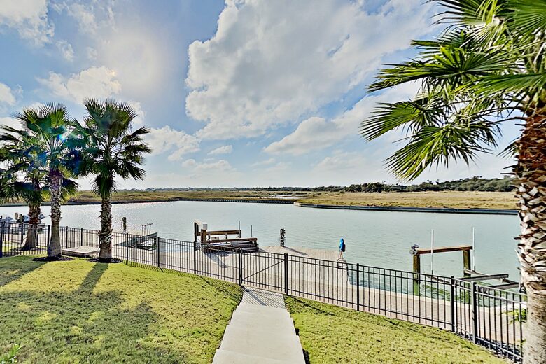 Cottage by The Sea | Private Dock, Fishing Pier - Rockport, Texas