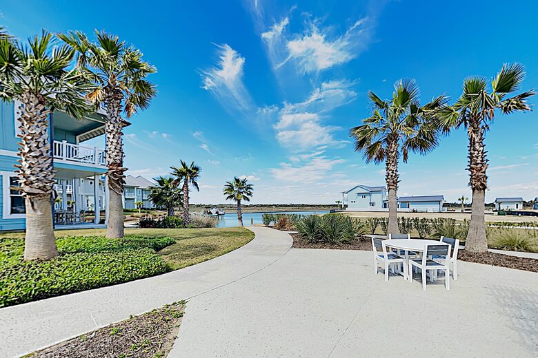 Cottage by The Sea | Private Dock, Fishing Pier - Rockport, Texas