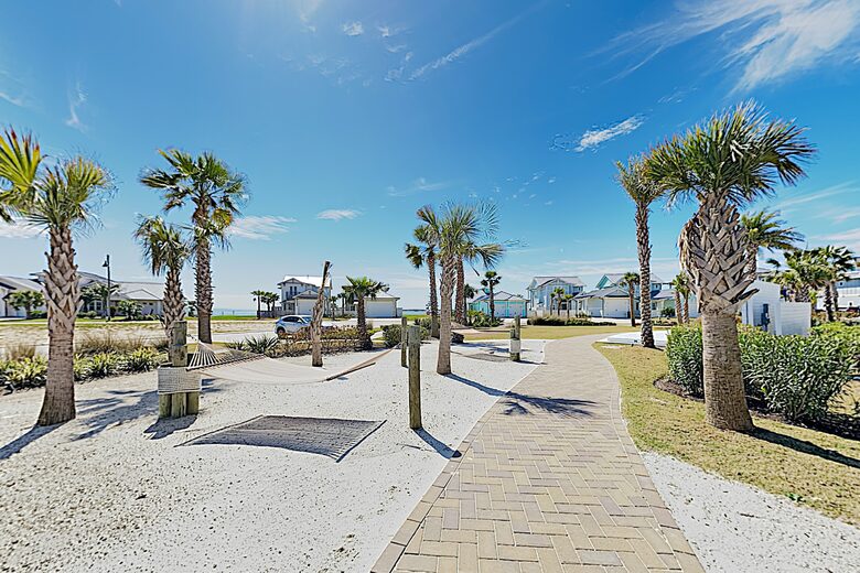 Cottage by The Sea | Private Dock, Fishing Pier - Rockport, Texas
