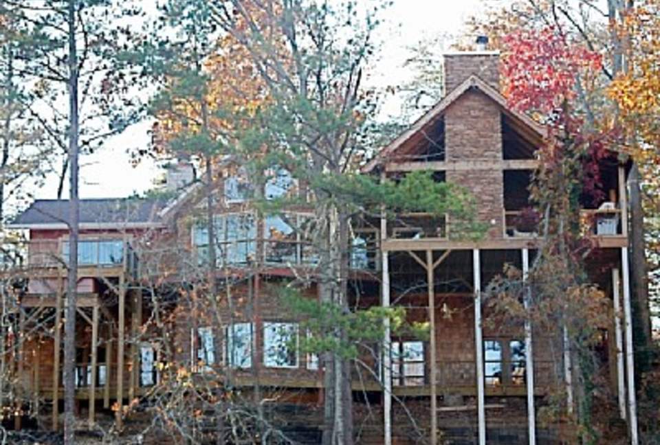Elegant Lodge on the Lake - Gainesville, Georgia