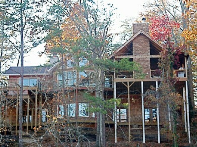 Elegant Lodge on the Lake - Gainesville, Georgia