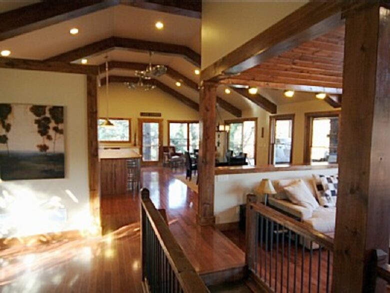 Elegant Lodge on the Lake - Gainesville, Georgia