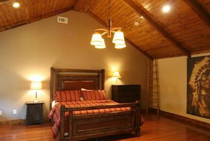 Elegant Lodge on the Lake - Gainesville, Georgia