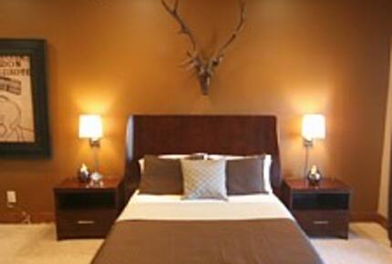 Elegant Lodge on the Lake - Gainesville, Georgia