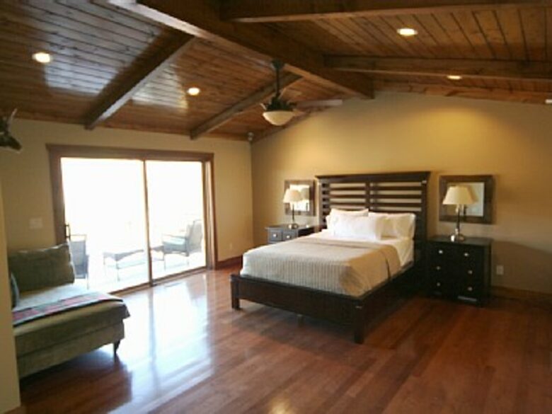 Elegant Lodge on the Lake - Gainesville, Georgia