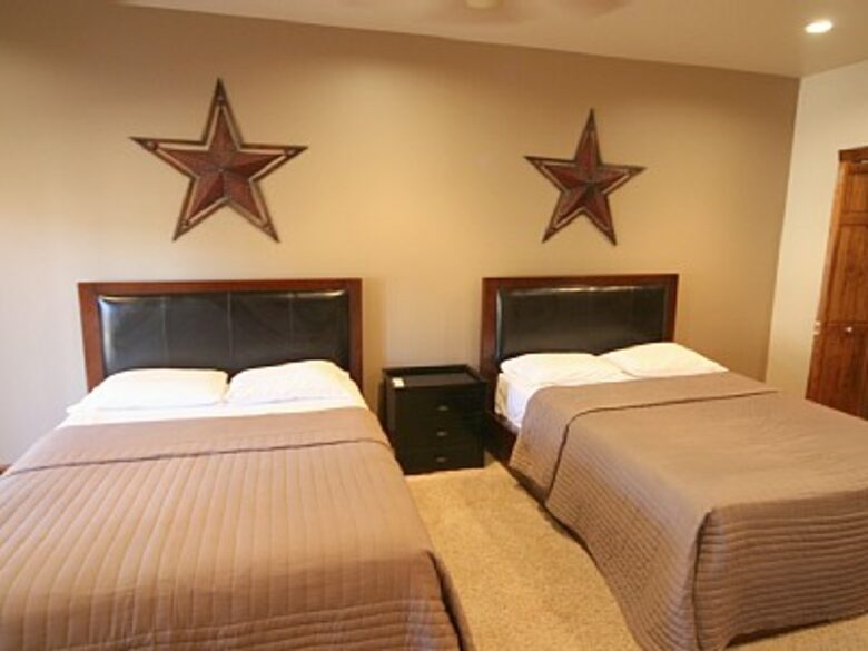 Elegant Lodge on the Lake - Gainesville, Georgia