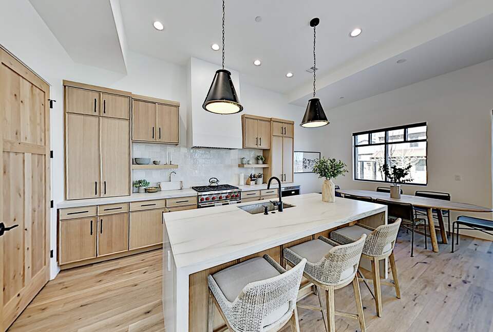 Designer Gem | Hot Tub & Bonus Room | Walk to Lift - Park City, Utah