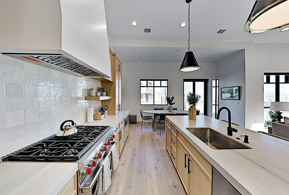 Designer Gem | Hot Tub & Bonus Room | Walk to Lift - Park City, Utah