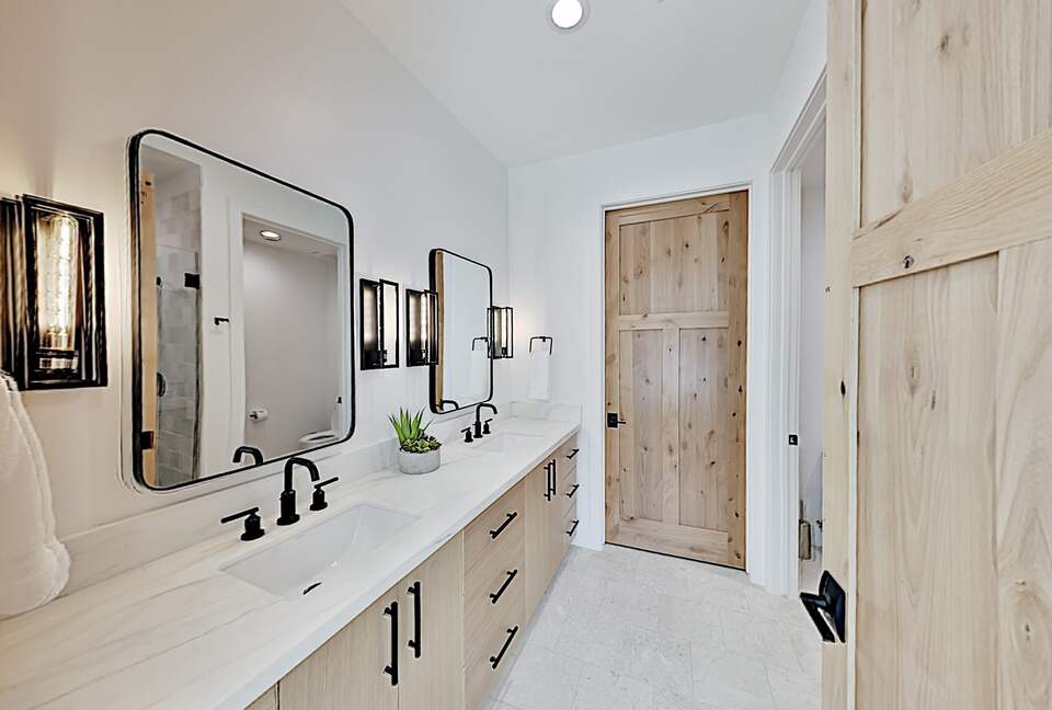 Designer Gem | Hot Tub & Bonus Room | Walk to Lift - Park City, Utah