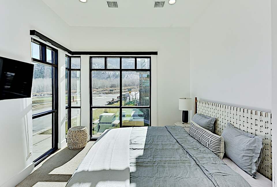 Designer Gem | Hot Tub & Bonus Room | Walk to Lift - Park City, Utah