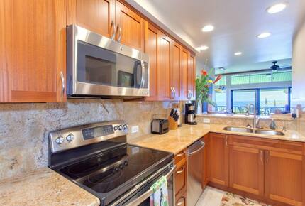 Kitchen with breakfast bar