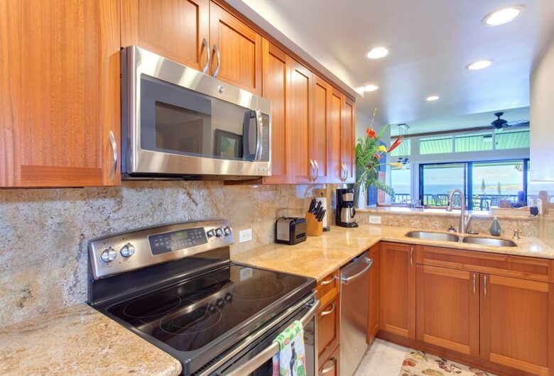 Kitchen with breakfast bar