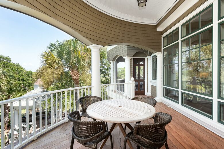 Would you like your cocktails and dinner on the upper deck?