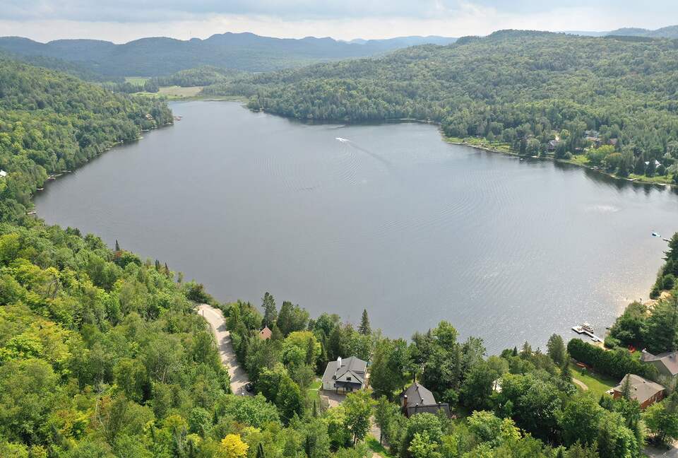 Lakefront Mont-Tremblant - La Conception, Canada