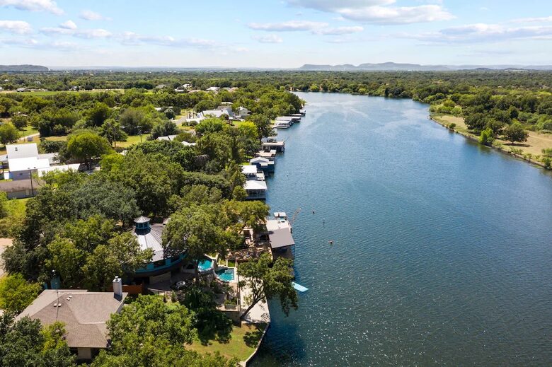 Cyan Dreams Lake House - Burnet, Texas