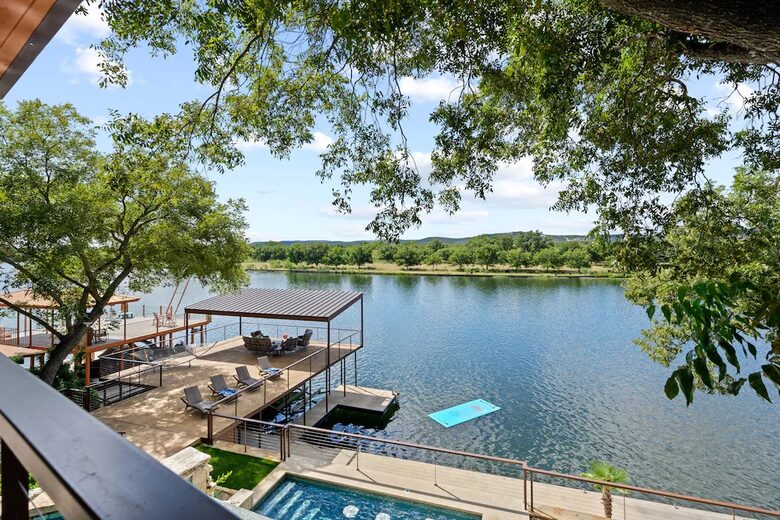Cyan Dreams Lake House - Burnet, Texas