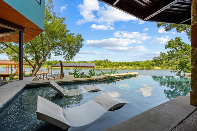 Cyan Dreams Lake House - Burnet, Texas