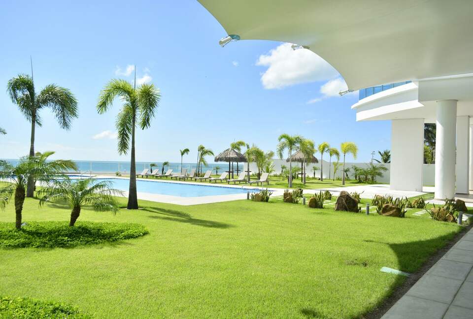 Royal Palm Oceanfront Penthouse - Nueva Gorgona, Panama