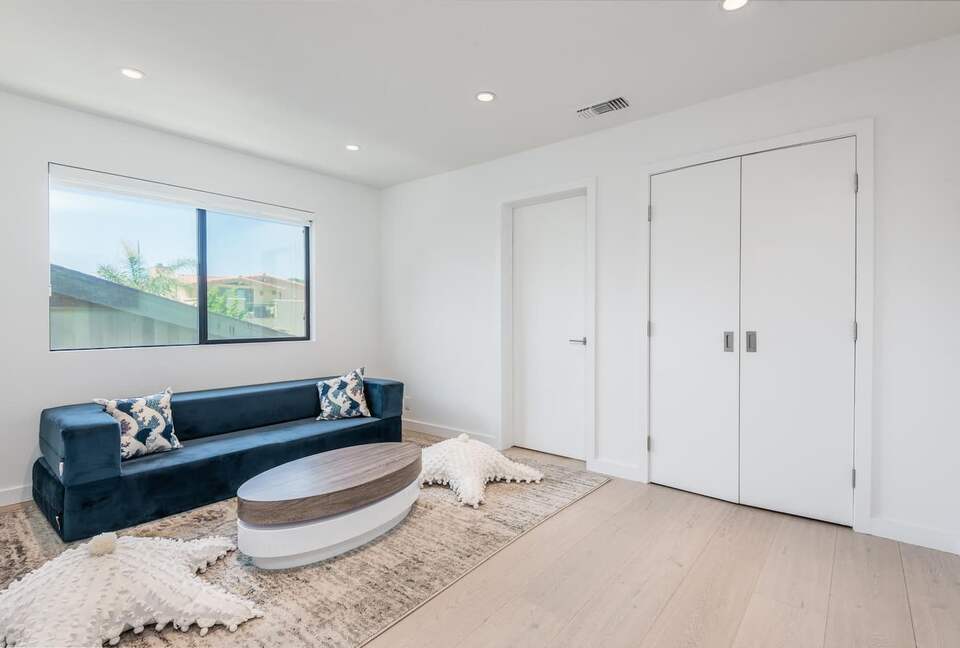 Ventura Designer Beach House on the Sand - Ventura, California