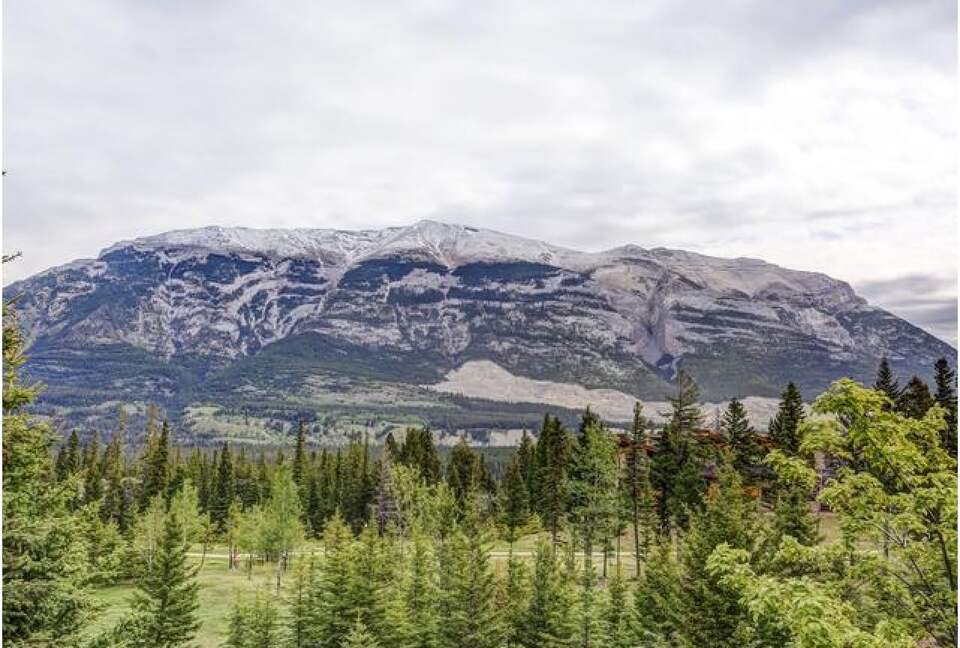 Rocky Mountain Gem - perfect for families! - Canmore, Canada