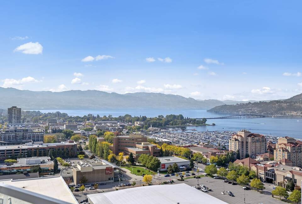 Luxury Lakefront Kelowna Condo - Kelowna, Canada